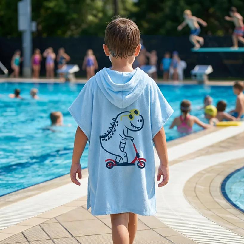 Salida de Baño Infantil con Gorro Azul Cielo — Dino Skater | SKU: B03 — Toallas salida de baño
