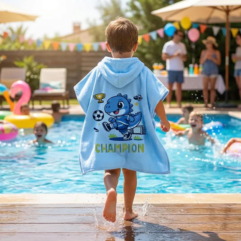 Salida de Baño Infantil con Gorro Azul Cielo — Dino Champion | SKU: B05 — Toallas salida de baño