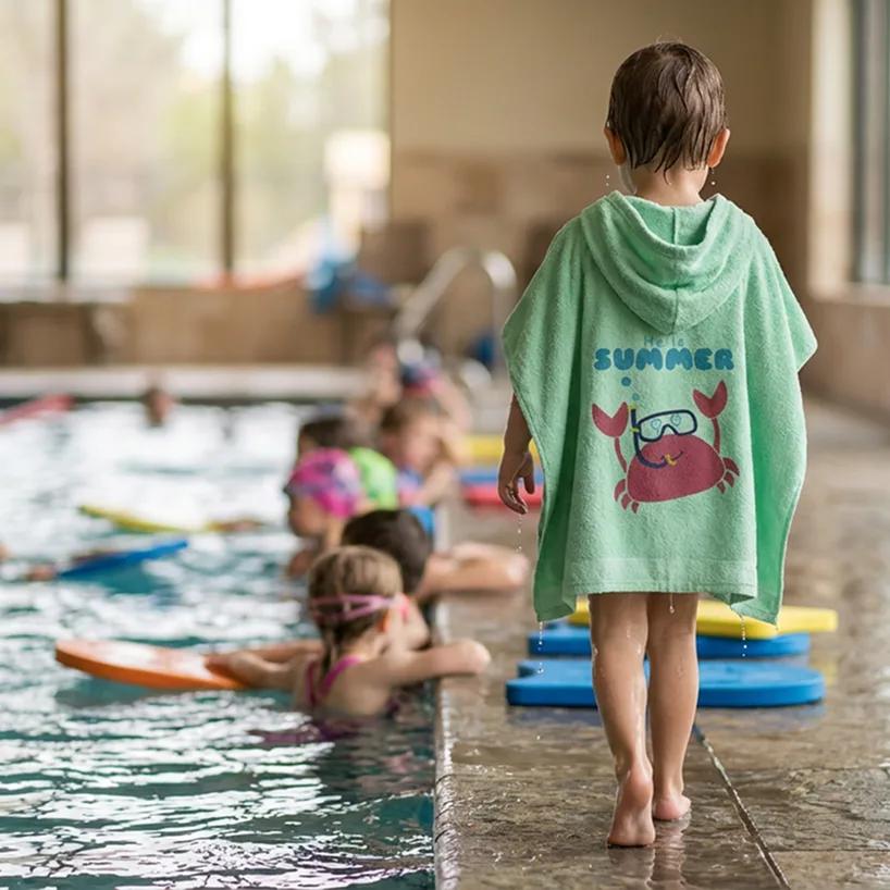 Salida de Baño Infantil con Gorro Verde — Hello Summer Cangrejo | SKU: G06 — Toallas salida de baño
