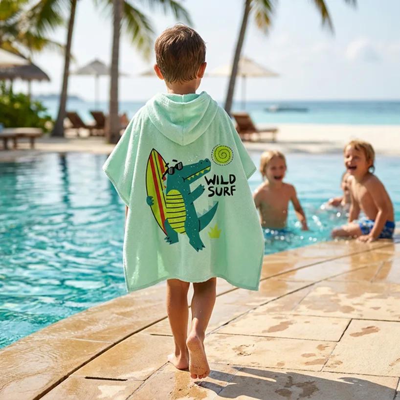 Salida de Baño Infantil con Gorro Verde — Cocodrilo Wild Surf | SKU: G01 — Toallas salida de baño