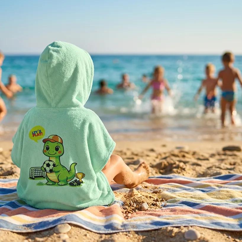 Salida de Baño Infantil con Gorro Verde — Dino Futbolista | SKU: G02 — Toallas salida de baño